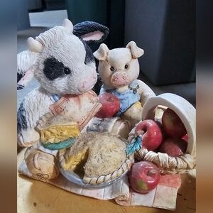 Vintage 1993 Mary's Moo Moos "You Are The Apple Of My Eye" Figurine